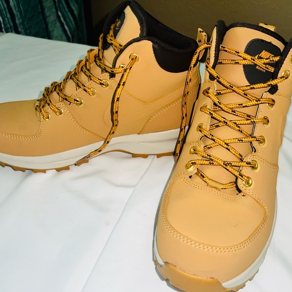 Gently Used Nike Men’s Boots. - Picture 5 of 10